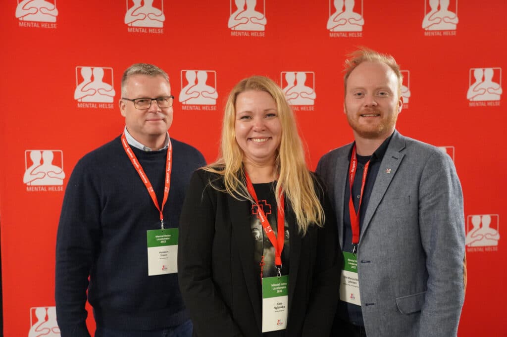 Tre mennesker står ved siden av hverandre og smiler. Haakon Steen, Aina Nybakke og landsleder Ole-Marius Minde Johnsen.