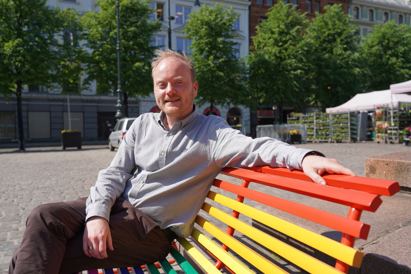 Ole-Marius landsleder i Mental Helse sitter på en Pride-benk i Oslo, 2023.