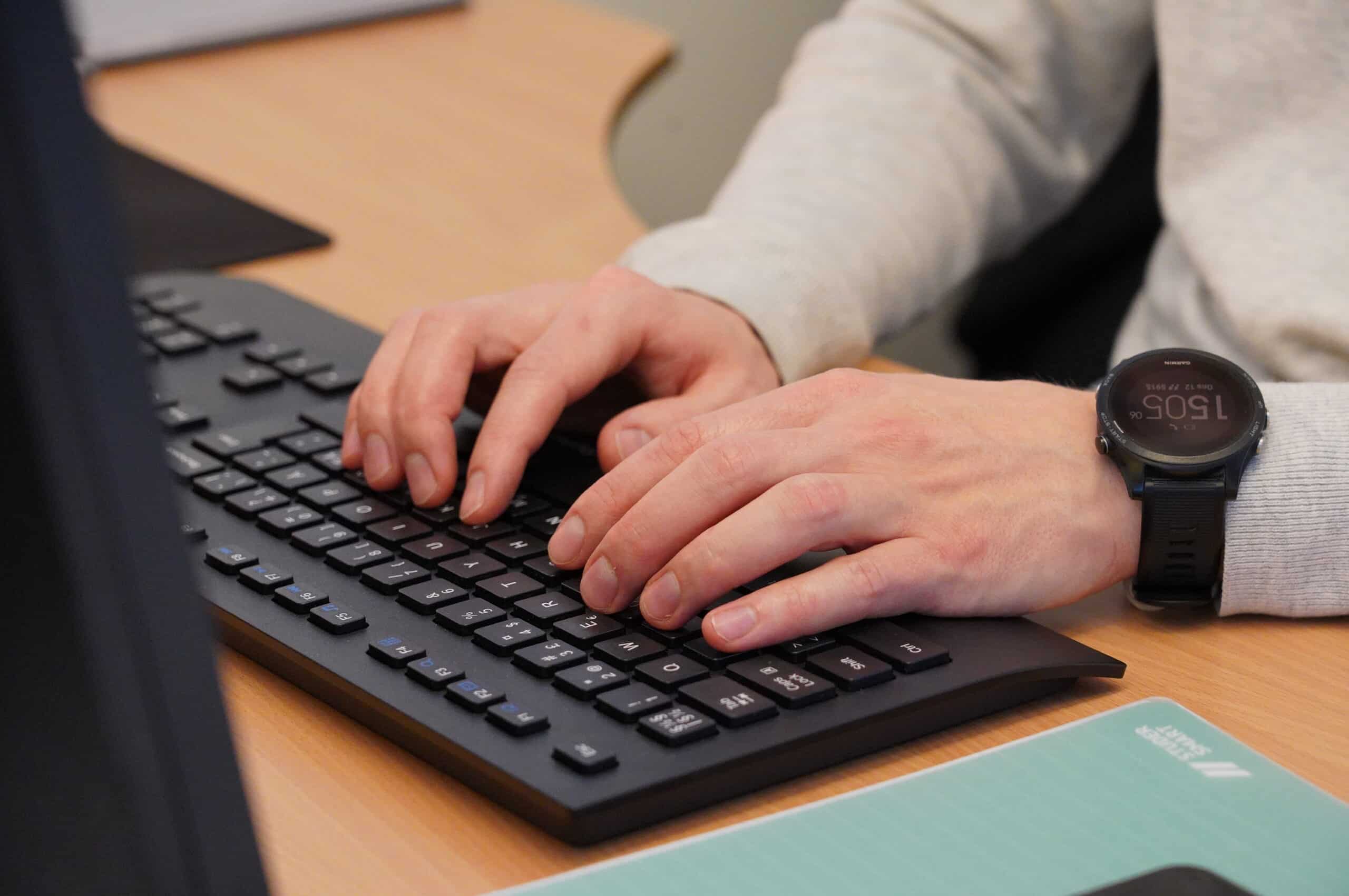 Hender på et tastatur.