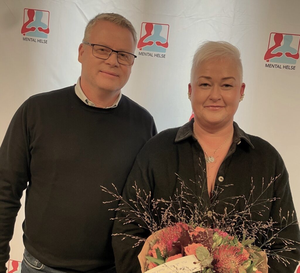 Vinner av Åpenhetsprisen 2023 Kirsti Skogsholm sammen med nestleder i Mental Helse Haakon Steen (til venstre i bildet).