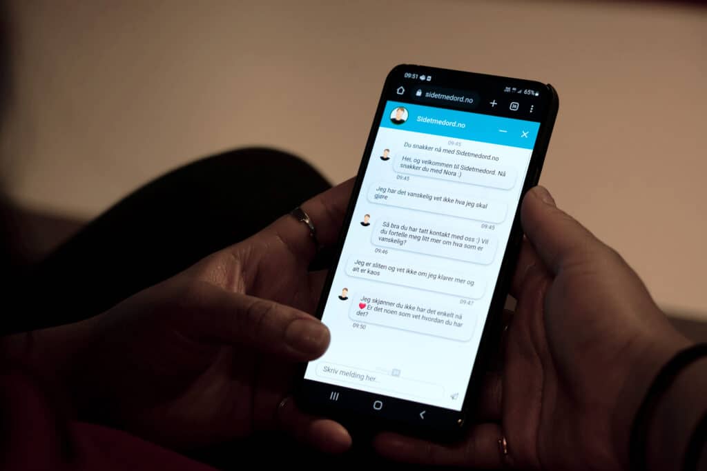 bilde av en telefon og en ungdom som tekster med sidetmedord.no