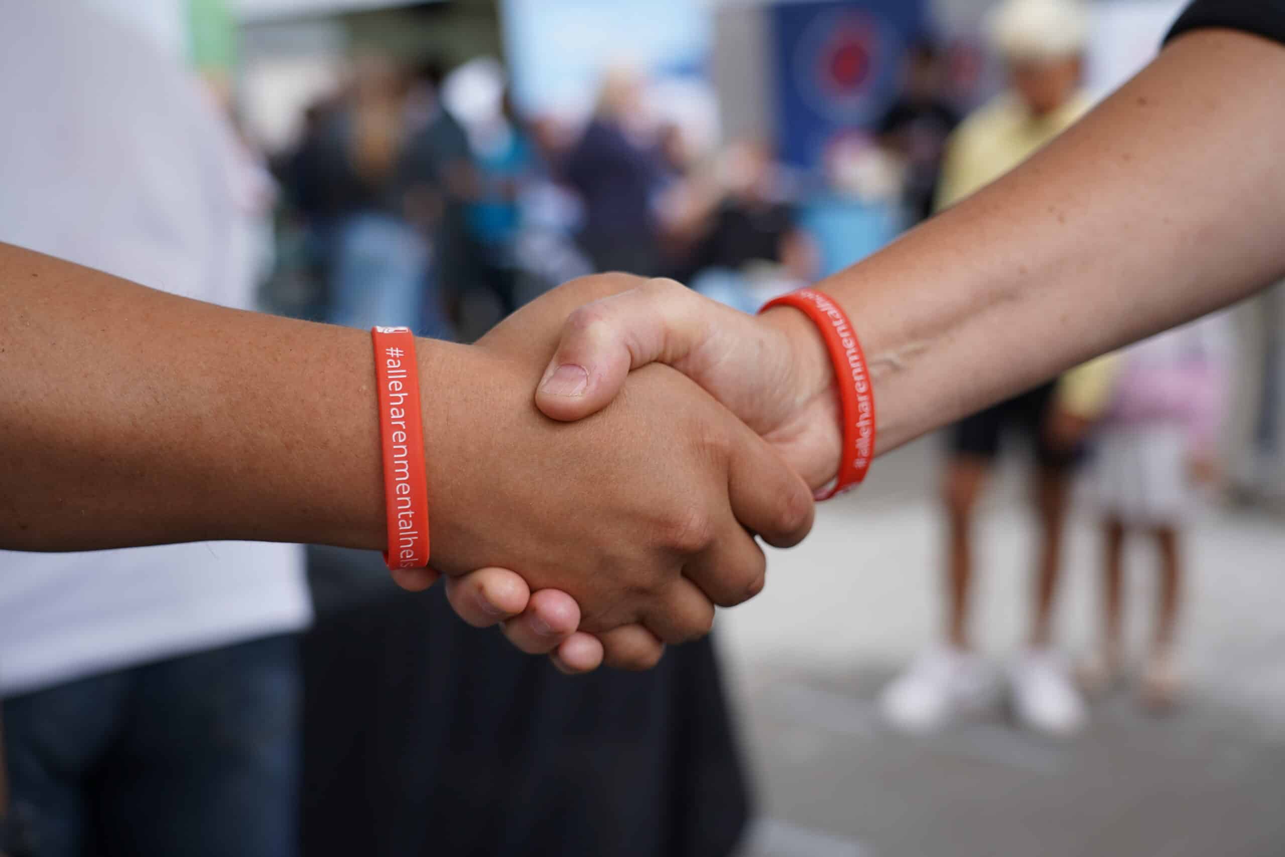 To hender hilser på hverandre.