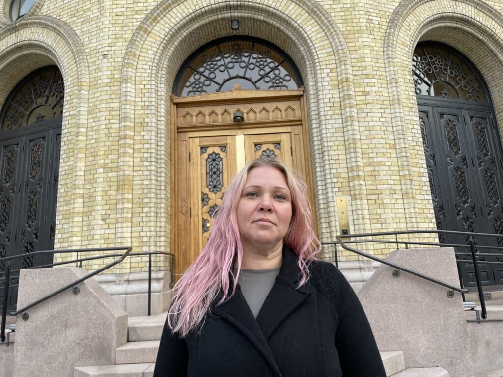 Kvinne står foran stortinget. Aina Nybakke