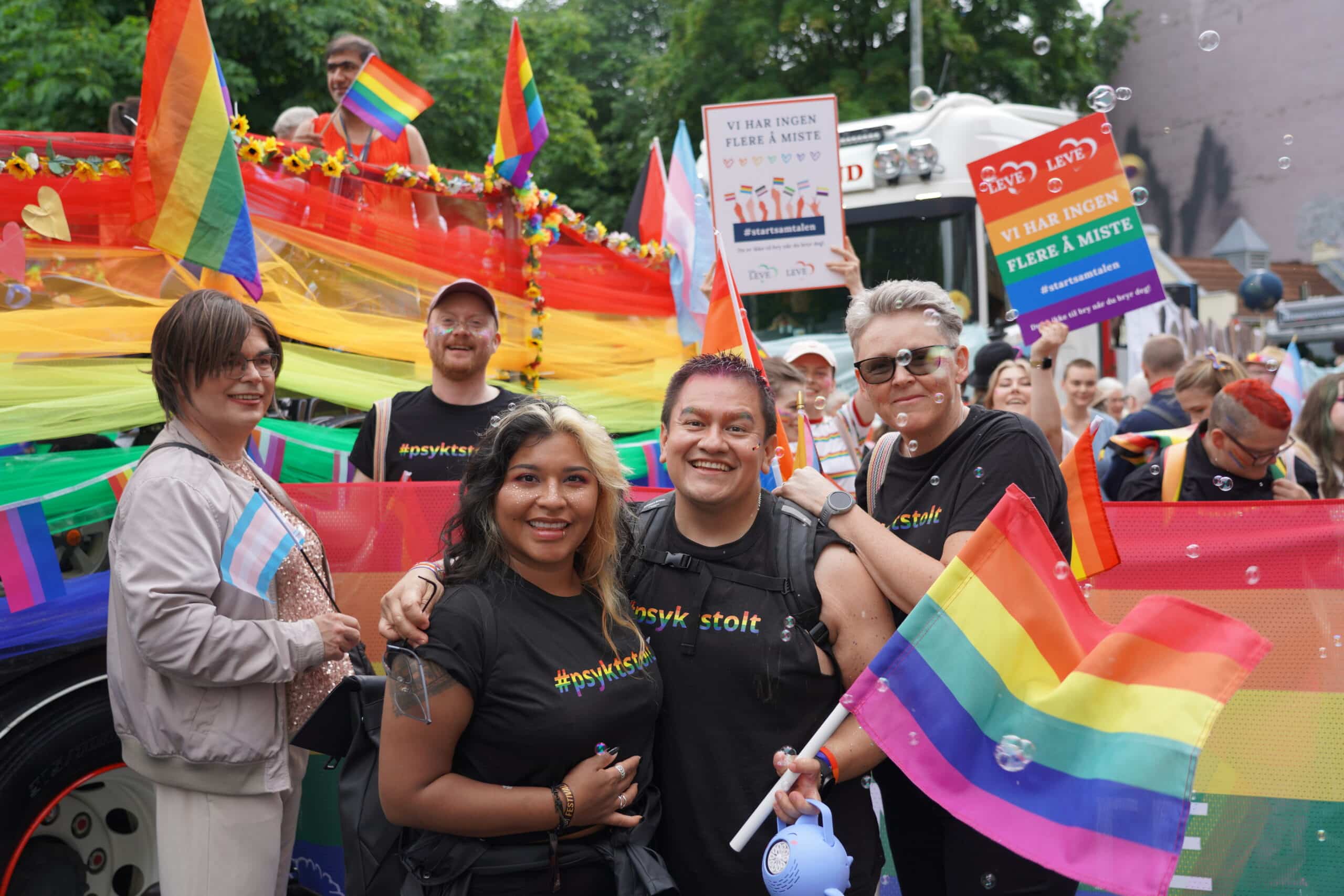Mental Helse på Oslo Pride 2025, her under paraden sammen med LEVE, LEVE Unge og Livslosen. Vårt budskap på Pride er #Psyktstolt