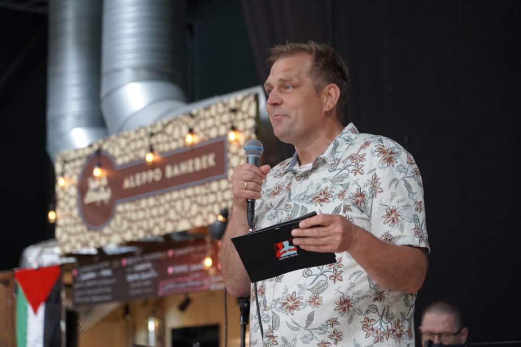 Joachim Kjennerud holder tale på Vippa under årets sommerfest.