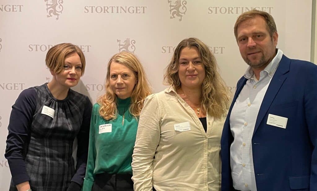 Tre damer og en mann på Stortinget.