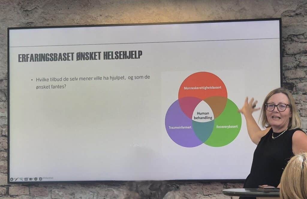 Kvinne presenterer rapport på et seminar