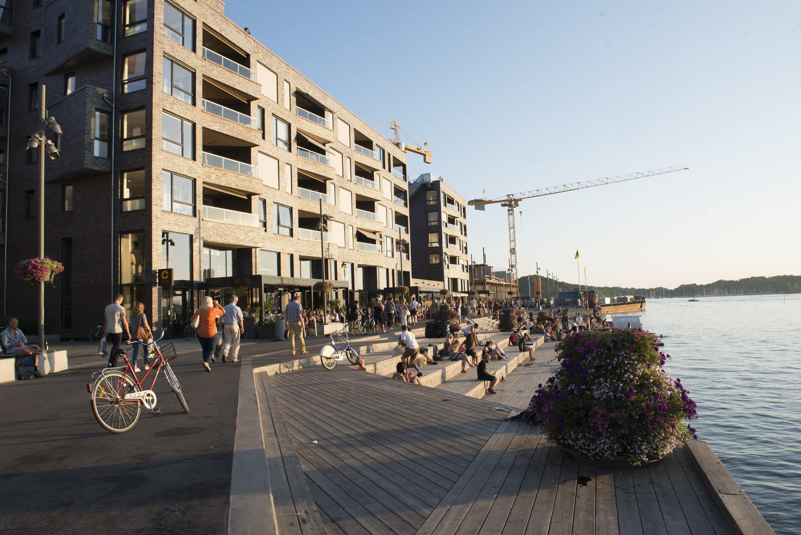Havnepromenaden på Sørenga sett mot Hovedøya. Foto av Katrine Lunke Wikimedia Commons