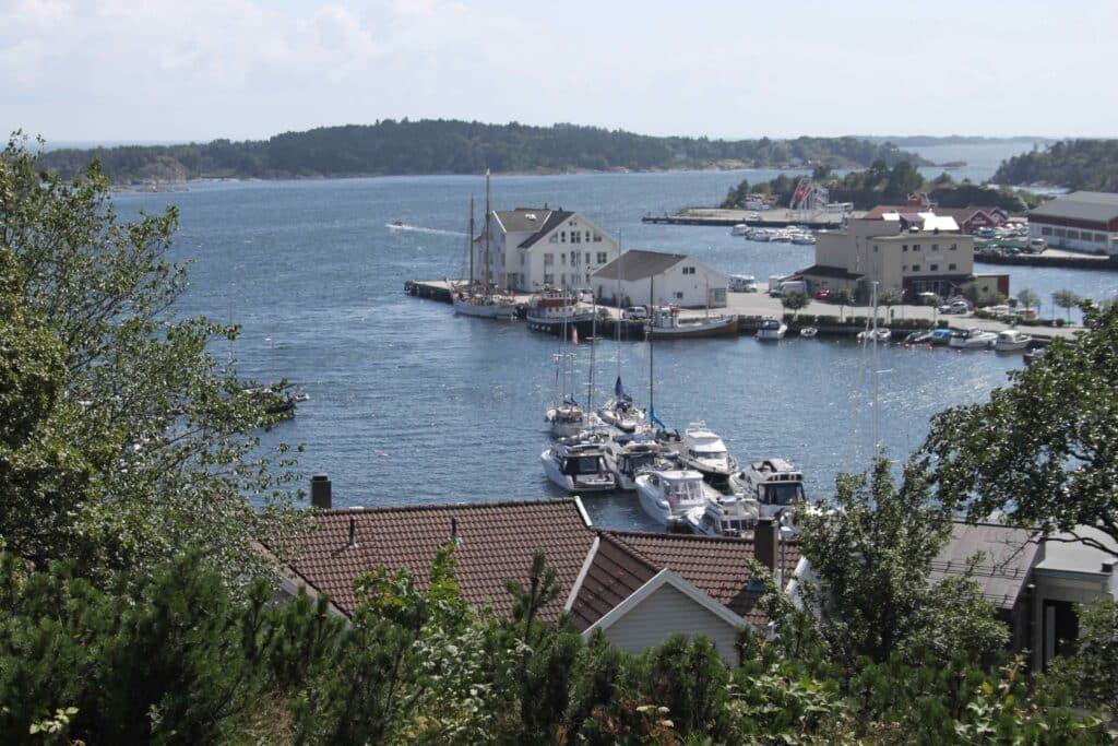 Bilde med utsikt mot Grimstad og sjøen