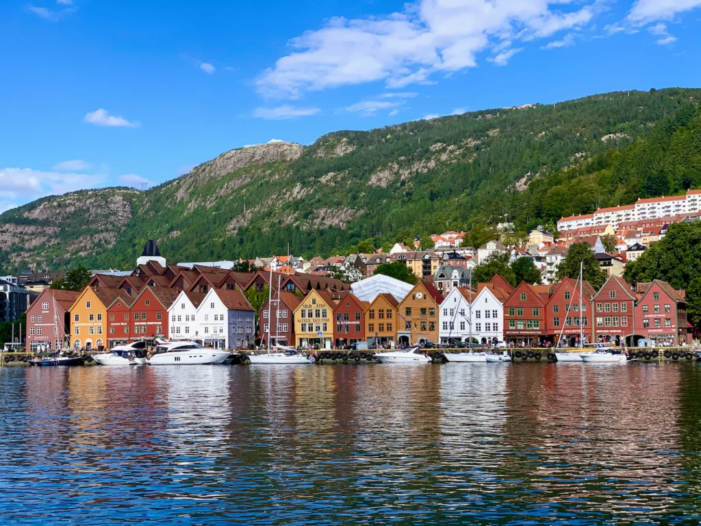 Bergen og bryggen i solskinn